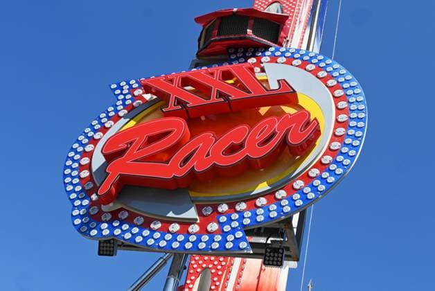 After Oktoberfest, the Gäubodenvolksfest in Straubing is the most famous folk festival in Bavaria. The amusement park features around 130 rides. Fairgoers at the fairground. Photo: XXL Racer, ride