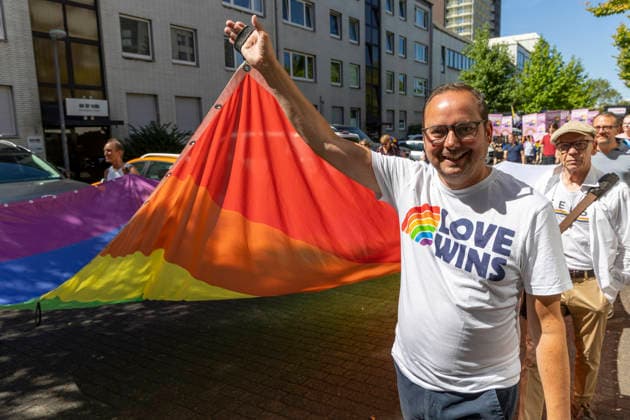 Die Ruhrpride 2026 in Essen. 08.08.2026, EU, DEU, Deutschland, Nordrhein-Westfalen, Essen: Nach dem Anschlag in Berlin fand die Ruhr Pride bzw. der CSD unter dem inoffiziellen Motto Jetzt erst recht statt. Wie in den letzten Jahren zog die Demonstration vom Messeparkplatz in Rüttenscheid am Bahnhof vorbei zum Kennedyplatz in der Innenstadt. An der Spitze der Demonstration mit mehreren 1000 Personen stand der CDU-Oberbürgermeister Thomas Kufen (an der Fahne rechts). EU, DEU, Germany, North Rhine-Westphalia, Essen: Following the attack in Berlin, Ruhr Pride or the CSD took place under the unofficial slogan ˜Now more than ever™. As in previous years, the march set off from the exhibition centre car park in Rüttenscheid, p