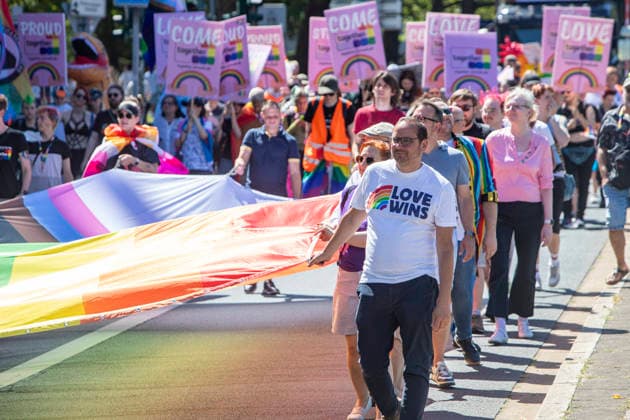 Die Ruhrpride 2026 in Essen. 08.08.2026, EU, DEU, Deutschland, Nordrhein-Westfalen, Essen: Nach dem Anschlag in Berlin fand die Ruhr Pride bzw. der CSD unter dem inoffiziellen Motto Jetzt erst recht statt. Wie in den letzten Jahren zog die Demonstration vom Messeparkplatz in Rüttenscheid am Bahnhof vorbei zum Kennedyplatz in der Innenstadt. An der Spitze der Demonstration mit mehreren 1000 Personen stand der CDU-Oberbürgermeister Thomas Kufen (an der Fahne rechts). EU, DEU, Germany, North Rhine-Westphalia, Essen: Following the attack in Berlin, Ruhr Pride or the CSD took place under the unofficial slogan ˜Now more than ever™. As in previous years, the march set off from the exhibition centre car park in Rüttenscheid, p