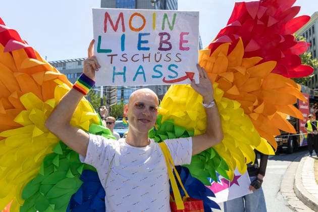 Die Ruhrpride 2026 in Essen. 08.08.2026, EU, DEU, Deutschland, Nordrhein-Westfalen, Essen: Nach dem Anschlag in Berlin fand die Ruhr Pride bzw. der CSD unter dem inoffiziellen Motto Jetzt erst recht statt. Wie in den letzten Jahren zog die Demonstration vom Messeparkplatz in Rüttenscheid am Bahnhof vorbei zum Kennedyplatz in der Innenstadt. An der Spitze der Demonstration mit mehreren 1000 Personen stand der CDU-Oberbürgermeister Thomas Kufen. EU, DEU, Germany, North Rhine-Westphalia, Essen: Following the attack in Berlin, Ruhr Pride or the CSD took place under the unofficial slogan ˜Now more than ever™. As in previous years, the march set off from the exhibition centre car park in Rüttenscheid, passed the railway stat