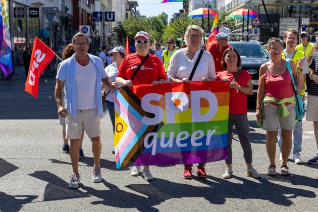 Die Ruhrpride 2026 in Essen. 08.08.2026, EU, DEU, Deutschland, Nordrhein-Westfalen, Essen: Nach dem Anschlag in Berlin fand die Ruhr Pride bzw. der CSD unter dem inoffiziellen Motto Jetzt erst recht statt. Wie in den letzten Jahren zog die Demonstration vom Messeparkplatz in Rüttenscheid am Bahnhof vorbei zum Kennedyplatz in der Innenstadt. An der Spitze der Demonstration mit mehreren 1000 Personen stand der CDU-Oberbürgermeister Thomas Kufen. EU, DEU, Germany, North Rhine-Westphalia, Essen: Following the attack in Berlin, Ruhr Pride or the CSD took place under the unofficial slogan ˜Now more than ever™. As in previous years, the march set off from the exhibition centre car park in Rüttenscheid, passed the railway stat