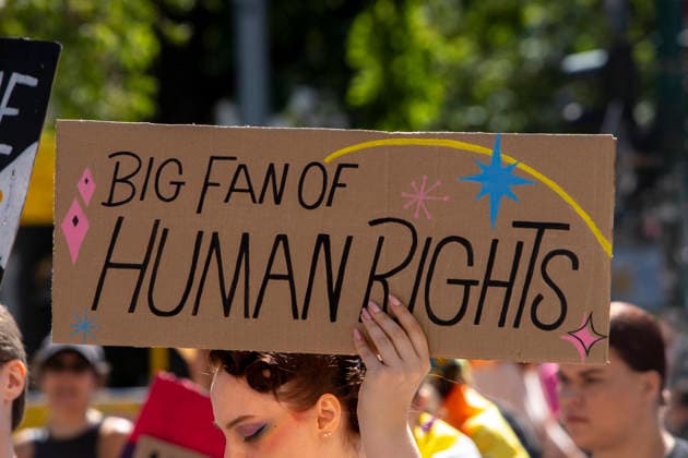 Die Ruhrpride 2026 in Essen. 08.08.2026, EU, DEU, Deutschland, Nordrhein-Westfalen, Essen: Nach dem Anschlag in Berlin fand die Ruhr Pride bzw. der CSD unter dem inoffiziellen Motto Jetzt erst recht statt. Wie in den letzten Jahren zog die Demonstration vom Messeparkplatz in Rüttenscheid am Bahnhof vorbei zum Kennedyplatz in der Innenstadt. An der Spitze der Demonstration mit mehreren 1000 Personen stand der CDU-Oberbürgermeister Thomas Kufen. EU, DEU, Germany, North Rhine-Westphalia, Essen: Following the attack in Berlin, Ruhr Pride or the CSD took place under the unofficial slogan ˜Now more than ever™. As in previous years, the march set off from the exhibition centre car park in Rüttenscheid, passed the railway stat