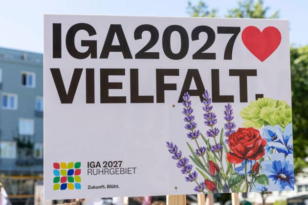 Die Ruhrpride 2026 in Essen. 08.08.2026, EU, DEU, Deutschland, Nordrhein-Westfalen, Essen: Nach dem Anschlag in Berlin fand die Ruhr Pride bzw. der CSD unter dem inoffiziellen Motto Jetzt erst recht statt. Wie in den letzten Jahren zog die Demonstration vom Messeparkplatz in Rüttenscheid am Bahnhof vorbei zum Kennedyplatz in der Innenstadt. An der Spitze der Demonstration mit mehreren 1000 Personen stand der CDU-Oberbürgermeister Thomas Kufen. EU, DEU, Germany, North Rhine-Westphalia, Essen: Following the attack in Berlin, Ruhr Pride or the CSD took place under the unofficial slogan ˜Now more than ever™. As in previous years, the march set off from the exhibition centre car park in Rüttenscheid, passed the railway stat