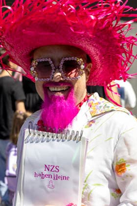 Die Ruhrpride 2026 in Essen. 08.08.2026, EU, DEU, Deutschland, Nordrhein-Westfalen, Essen: Nach dem Anschlag in Berlin fand die Ruhr Pride bzw. der CSD unter dem inoffiziellen Motto Jetzt erst recht statt. Wie in den letzten Jahren zog die Demonstration vom Messeparkplatz in Rüttenscheid am Bahnhof vorbei zum Kennedyplatz in der Innenstadt. An der Spitze der Demonstration mit mehreren 1000 Personen stand der CDU-Oberbürgermeister Thomas Kufen. EU, DEU, Germany, North Rhine-Westphalia, Essen: Following the attack in Berlin, Ruhr Pride or the CSD took place under the unofficial slogan ˜Now more than ever™. As in previous years, the march set off from the exhibition centre car park in Rüttenscheid, passed the railway stat