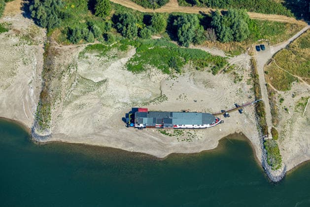 Aerial view of a houseboat that has run aground in Hamm; historic low water levels on the Rhine; Grimlinghausen, Neuss, Ruhr region, North Rhine-Westphalia, Germany ATTENTION: MINIMUM FEE: 60 EUR