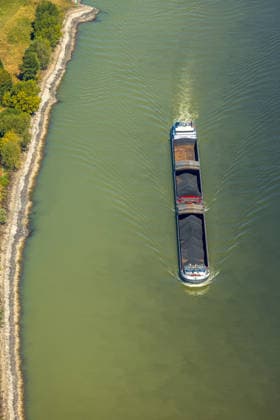 Aerial view, historic low water levels on the Rhine, Lüttingen, Xanten, Ruhr region, North Rhine-Westphalia, Germany, inland cargo ships, some of which are loaded. ATTENTION: MINIMUM FEE: 60 EUR