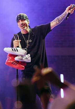 August 9, 2026, Woodstock, Georgia, USA: Brad Fischetti of LFO, with sneakers in honor of Rich Cronin and Devin Lima at Pop 2000 Tour at the Woodstock Summer Concert Series, Woodstock, Georgia. August 8, 2026 Woodstock USA  - ZUMAs380 20260809_zep_s380_009 Copyright: xDerekxStormx