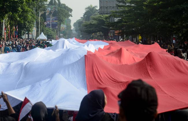 August 9, 2026, Bogor, West Java, Indonesia: People take part in carrying a 500-metre-long national flag as they marched through the streets of Bogor, West Java, during the ˜Merah Putih™ Festival parade ahead of Indonesia™s 81st Independence Day celebrations. Bogor Indonesia - ZUMAa216 20260809_zip_a216_009 Copyright: xAdrianaxAdiex