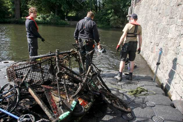 CNTV ALSTER The Clean Journalism campaign once again brought a lot of trash to the surface from the bottom of the Alster. AUGUST 9, 2026 The campaign took place for the 16th time. Traffic signs, e-scooters, scrap metal, and bicycles were retrieved from the water. During the Clean Journalism campaign, journalists dive in to clear the c