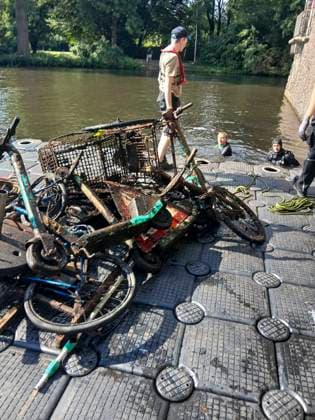 CNTV ALSTER The Clean Journalism campaign once again brought a lot of trash to the surface from the bottom of the Alster. AUGUST 9, 2026 The campaign took place for the 16th time. Traffic signs, e-scooters, scrap metal, and bicycles were retrieved from the water. During the Clean Journalism campaign, journalists dive in to clear the c