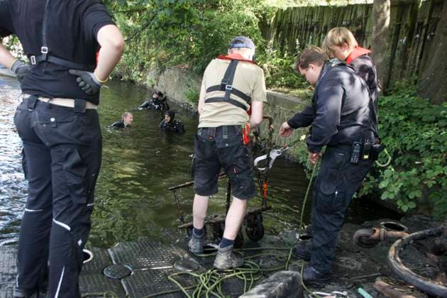 CNTV ALSTER The Clean Journalism campaign once again brought a lot of trash to the surface from the bottom of the Alster. AUGUST 9, 2026 The campaign took place for the 16th time. Traffic signs, e-scooters, scrap metal, and bicycles were retrieved from the water. During the Clean Journalism campaign, journalists dive in to clear the c