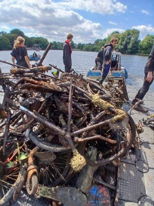 CNTV ALSTER The Clean Journalism campaign once again brought a lot of trash to the surface from the bottom of the Alster. AUGUST 9, 2026 The campaign took place for the 16th time. Traffic signs, e-scooters, scrap metal, and bicycles were retrieved from the water. During the Clean Journalism campaign, journalists dive in to clear the c