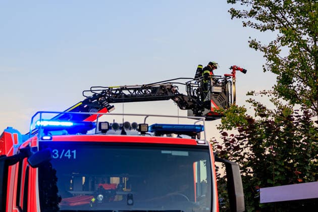 Brand in Garten greift auf zwei Wohnhäuser über Am 08.08.2026 alarmierte die Feuerwehr Rüsselsheim gegen 20 Uhr zu einem Brand im Max-Beckmann-Weg im Stadtteil Rüsselsheim-Haßloch. Nach ersten Erkenntnissen nahm das Feuer im Bereich des Gartens seinen Ausgang und griff auf eine Gartensauna, ein Zimmer im Gebäude sowie den Dachbereich des Nachbargebäudes über. Der Löschangriff erfolgte über die Drehleiter mit Wenderohr sowie mit drei Strahlrohren im Außen- und Innenangriff, mehrere Trupps kamen unter Atemschutz zum Einsatz. Niemand wurde verletzt, drei Bewohner kamen für die Nacht anderweitig unter. Insgesamt waren 54 Einsatzkräfte und 18 Fahrzeuge des Rettungsdienstes und der Feuerwehr im Einsatz. Rüsselsheim am Main Haßloch