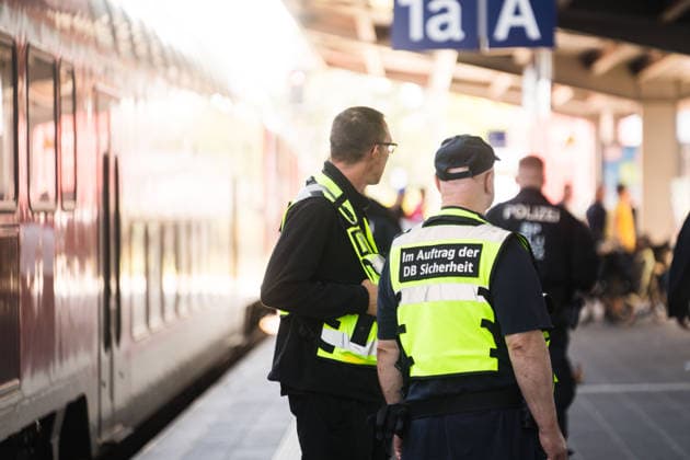 Energie Cottbus vs. Hannover 96, September 8, 2026, Soccer: Energie Cottbus vs. Hannover 96, Matchday 1 at the LEAG Energie Stadium Police and DB Security personnel on duty at Cottbus Central Station IMPORTANT NOTICE In accordance with DFL and DFB regulations, it i Copyright: xJamesxZabelx
