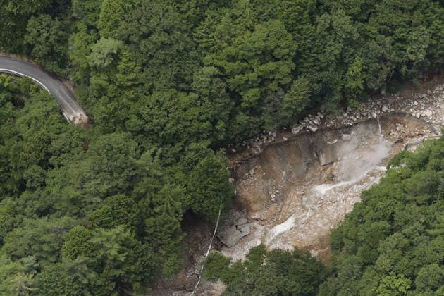 Landslide in central Japan Photo taken from a Kyodo News helicopter on Aug. 9, 2026, shows the site of a landslide in Azumino in Nagano Prefecture, central Japan. The landslide occurred on the night of Aug. 8, cutting off the only road leading to a nearby hot spring mountain resort and leaving about 390 people there stranded.  A14AA0005625428P