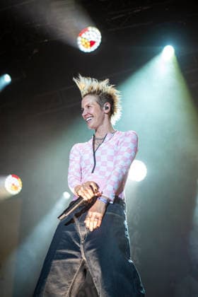With boundless energy, a raspy voice, and plenty of attitude, Ina Bredehorn—aka Deine Cousine—rocked the Taubertal Festival in Rothenburg ob der Tauber on August 8, 2026