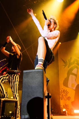 With boundless energy, a raspy voice, and plenty of attitude, Ina Bredehorn—aka Deine Cousine—rocked the Taubertal Festival in Rothenburg ob der Tauber on August 8, 2026