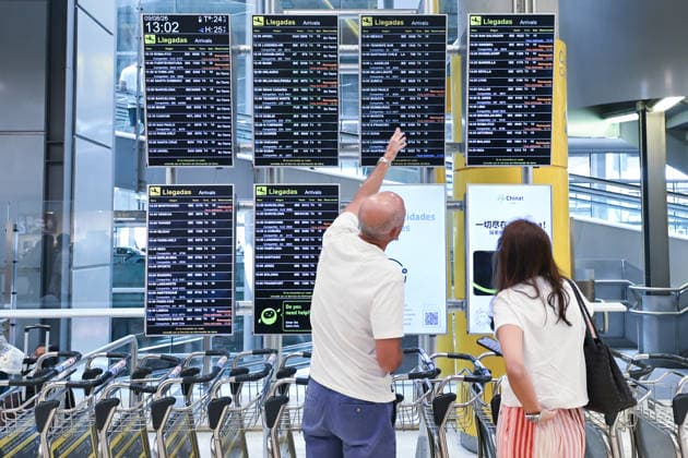 The BOE publishes the order establishing border controls for travelers arriving from Italy. Flight information displays in Terminal 4, as of August 9, 2026, in Madrid, Spain. The Official State Gazette (BOE) published on Sunday the order from the Ministry of the Interior agreeing to temporarily reinstate internal border controls at ports and airports for travelers arriving from Italy in response to migratory pressure along the Central Mediterranean route. These borderbegan to be implemented last Saturday at Spanish airports and ports; they are conducted on a random basis and will remain in effect for a period of thirty calendar days, from 12:00 a.m. on August 8, 2026, until 12:00 a.m. on September 7, 2026. AUGUST 9, 2026 MIGRATION CRISIS B  Copyright: xGustavoxValientex 7707212