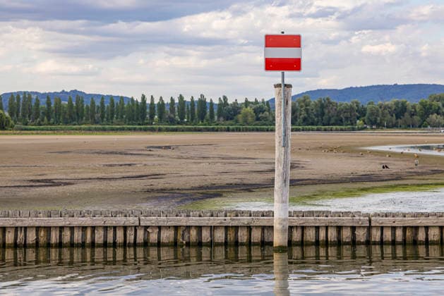 The harbor in Moos on Lake Constance with low water levels. Water levels have reached a record low due to the hot summer. Many harbors on the Untersee have very little water left. Moos is located on the shore of Lake Constance on the Höri Peninsula. August 6, 2026, Moos, Baden-Württemberg, Germany