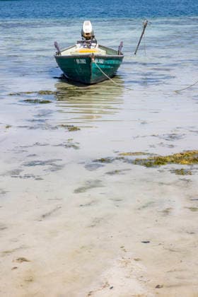 A rowboat is moored to a buoy far from the actual shore of Lake Constance. The low water level is a cause for concern. Access to the water is difficult. August 7, 2026, Reichenau, Baden-Württemberg, Germany