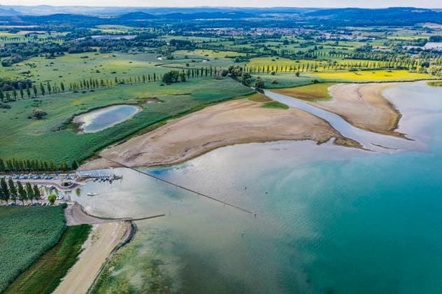 The mouth of the Radolfzell Aach at the Port of Moos on Lake Constance, with very little water. The water level is at a record low due to the hot summer. In many ports on the Untersee, there is hardly any water left. Moos is located on the shore of Lake Constance on the Höri Peninsula. August 6, 2026, Moos, Baden-Württemberg, Germany
