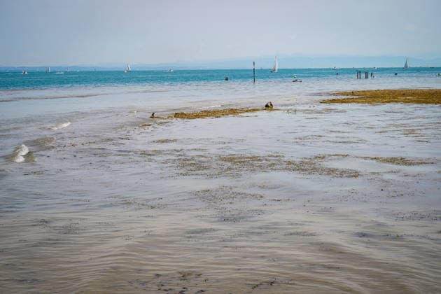 Lake Constance near Bottighofen, Canton of Thurgau, Switzerland; Extensive shallow-water zone and exposed gravel banks due to low water levels in Lake Constance; Total, low water, Lake Constance shoreline, gravel bank, shallow water, drought, climate change, heat, extreme weather, environment, nature, wate Copyright: xJOERANxSTEINSIEKx