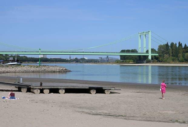 August 9, 2026, xophax, public life, Cologne, Low water levels in the Rhine; shipping on the Rhine restricted; South Bridge, Cologne