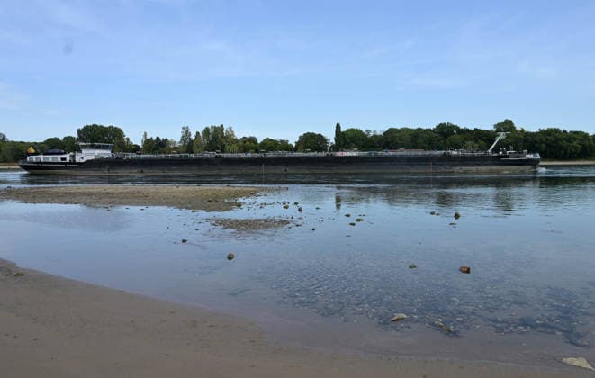 August 9, 2026, xophax, public life, Cologne, Low water levels in the Rhine; shipping on the Rhine restricted; Rodenkirchen, Cologne