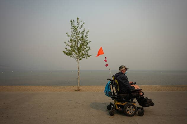 News Bilder des Tages August 9, 2026, Penticton, Bc, CANADA: A man using a wheelchair wears a mask due to poor air quality as smoke from the Bald Range wildfire envelopes Okanagan Lake, in Penticton, B.C., on Sunday, Aug. 9, 2026. The Bald Range wildfire in British Columbia s south Okanagan region has forced 20,000 people out of their homes in the Peachland and Summerland areas. Penticton CANADA - ZUMAc35_ 20260809_zaf_c35_044 Copyright: xDarrylxDyckx