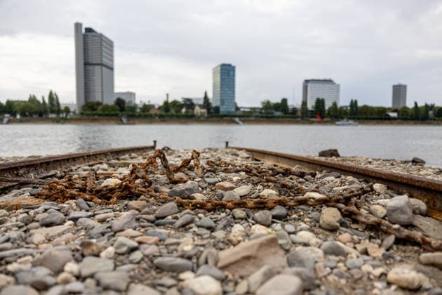 Low Water Levels on the Rhine: Historic Boat Slip Uncovered on the Beuel Bank of the Rhine Near Bonn Low Water Levels on the Rhine With the water level at 78 cm at the Bonn gauge, a historic boat slip with rusted rails is now completely exposed on the Beuel bank of the Rhine nea Copyright: xMarcxJohnx