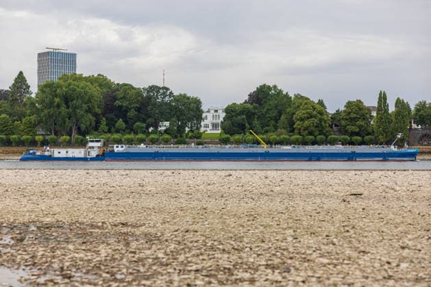 Low Water Levels on the Rhine: Dry Riverbed on the Beuel Bank of the Rhine in Bonn; Low Water Levels on the Rhine: View of the largely dry riverbed on the Beuel bank of the Rhine in Bonn, with a water level of 78 cm at the Bonn gauge. The ongoing drought is causing the Rhine’s water level to continue to drop, and inland waterway shipping is severely restricted Bonn Beuel North Copyright: xMarcxJohnx