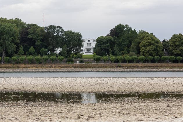 Low Water on the Rhine: Dry riverbed on the Beuel bank of the Rhine in Bonn Low Water on the Rhine: View of the largely dry riverbed on the Beuel bank of the Rhine in Bonn at a water level of 78 cm at the Bonn gauge; bays and islands have formed in the middle of the Rhine riverbe Copyright: xMarcxJohnx