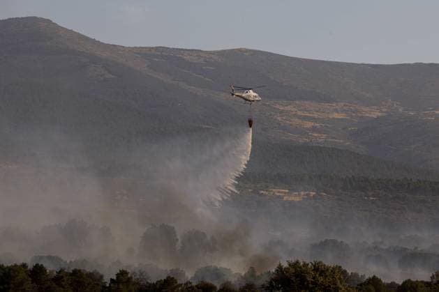 A wildfire in Revenga has been classified as Severity Level 1, forcing the closure of Highway N 603 between Segovia and San Rafael. A water-bombing helicopter is working to extinguish the fire in Revenga on August 9, 2026, in Segovia, Castile and León, Spain. The Regional Ministry of the Environment has classified a wildfire that broke out in Revenga, Segovia, this Sunday as IGR 1 on the Potential Severity Index, forcing the closure of Highway N 603 between the city of Segovia and the town of San Rafael. The fire broke out at 4:54 p.m. and was subsequently elevated to IGR 1 because the blaze is threatening forested areas covering more than 30 hectares. On the scene are more than twenty firefighting units working to extinguish the blaze, th  Copyright: xNachoxValverdex 7707551