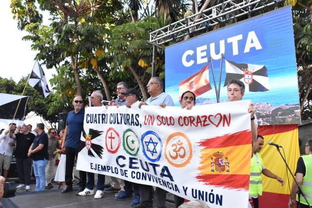 Rally in Ceuta to Demand Answers from Spain and Europe Representatives of the Four Cultures read a manifesto during a rally under the slogan Enough Is Enough—Ceuta Will Not Give Up, in front of the Government Delegation headquarters, on August 9, 2026, in Ceuta, Spain. The rally, organized by religious communities and neighborhood associations, brought together thousands of people this Sunday in Ceuta’s Plaza de la Constitución to demand action in response to the situation created by the mass arrival of migrants on July 30. The organizers estimate attendance at more than 10,000 people, while the National Police put the number at over 5,000. AUGUST 9, 2026 Gabriela Sardá Nún Ceuta, Ceuta, Spain Copyright: xGabrielaxSardaxNunezx 7707585