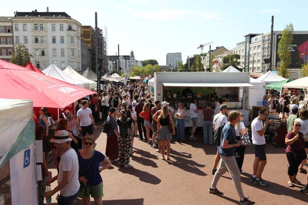 Vegan Street Festival at Spielbundeplatz in St. Pauli On Saturday and Sunday, thousands of visitors flocked to the festival—which took place over two days for the first time—amid perfect weather. The event was organized by the association Animal Rights Watch e.V. St. Pauli Hamburg.