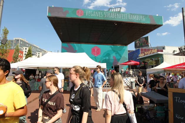 Vegan Street Festival at Spielbundeplatz in St. Pauli On Saturday and Sunday, thousands of visitors flocked to the festival—which took place over two days for the first time—amid perfect weather. The event was organized by the association Animal Rights Watch e.V. St. Pauli Hamburg.