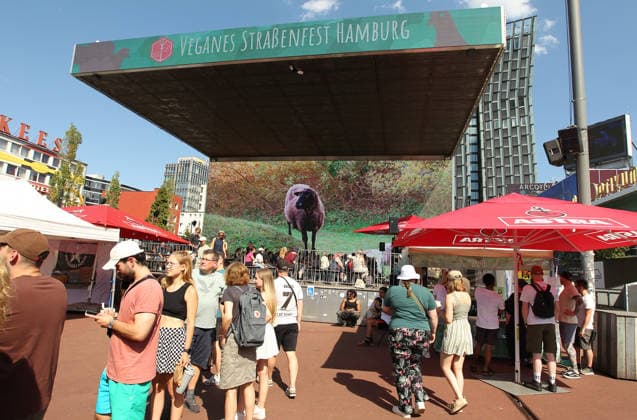 Vegan Street Festival at Spielbundeplatz in St. Pauli On Saturday and Sunday, thousands of visitors flocked to the festival—which took place over two days for the first time—amid perfect weather. The event was organized by the association Animal Rights Watch e.V. St. Pauli Hamburg.