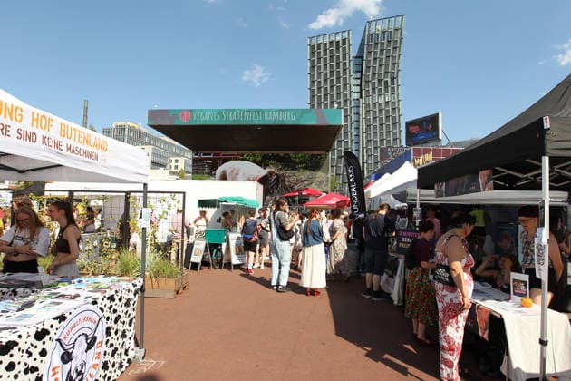 Vegan Street Festival at Spielbundeplatz in St. Pauli On Saturday and Sunday, thousands of visitors flocked to the festival—which took place over two days for the first time—amid perfect weather. The event was organized by the association Animal Rights Watch e.V. St. Pauli Hamburg.