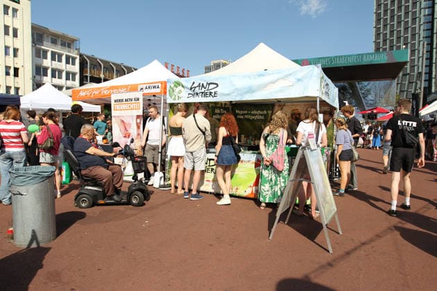 Vegan Street Festival at Spielbundeplatz in St. Pauli On Saturday and Sunday, thousands of visitors flocked to the festival—which took place over two days for the first time—amid perfect weather. The event was organized by the association Animal Rights Watch e.V. St. Pauli Hamburg.