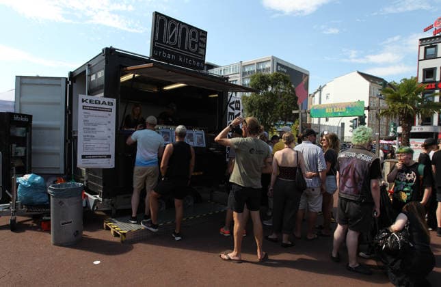 Vegan Street Festival at Spielbundeplatz in St. Pauli On Saturday and Sunday, thousands of visitors flocked to the festival—which took place over two days for the first time—amid perfect weather. The event was organized by the association Animal Rights Watch e.V. St. Pauli Hamburg.