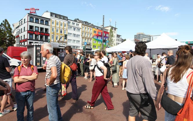 Vegan Street Festival at Spielbundeplatz in St. Pauli On Saturday and Sunday, thousands of visitors flocked to the festival—which took place over two days for the first time—amid perfect weather. The event was organized by the association Animal Rights Watch e.V. St. Pauli Hamburg.