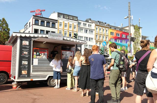 Vegan Street Festival at Spielbundeplatz in St. Pauli On Saturday and Sunday, thousands of visitors flocked to the festival—which took place over two days for the first time—amid perfect weather. The event was organized by the association Animal Rights Watch e.V. St. Pauli Hamburg.