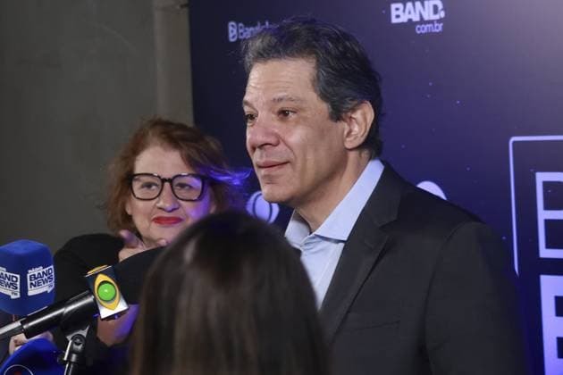 RECORD DATE NOT STATED Fernando Haddad arrives at Band for the first debate for the government of Sao Paulo. Sao Paulo (SP), 09 08 2026 2026 elections debate Band SP government Candidate for governor of Sao Paulo Fernando Haddad (PT) arrives at Band headquarters, alongside his wife Ana Estela Haddad this Sunday (9), to participate in the first debate between candidates for the Palacio dos Bandeirantes. Haddad will face the current governor and candidate for re-election, Tarcisio de Freitas (Republicanos). The debate starts at 8 pm.(Foto: Leco Viana Thenews2 imago images) Fernando Haddad arrives at Band for the first debate for the government of Sao Paulo.  Copyright: xLecoxVianax