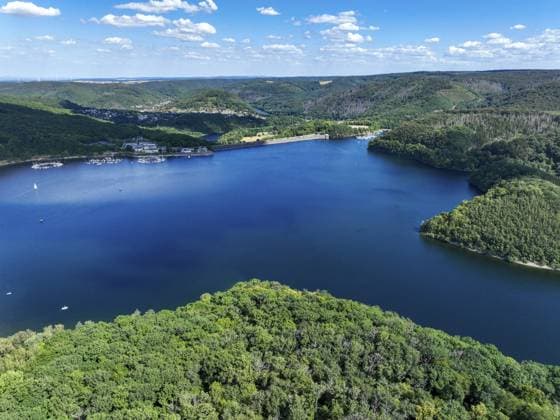 Flug über die Ruhr und den Rurstausee — Schwammenauel, Nordeifel, Gemeinde Simmerath, Region Aachen, Deutschland Flight over the Ruhr River and the Rur Reservoir – Schwammenauel, northern Eifel, Municipality of Simmerath, Aachen region, Germany Copyright: imageBROKER MartinxMoxter ibxmox18658098.jpg