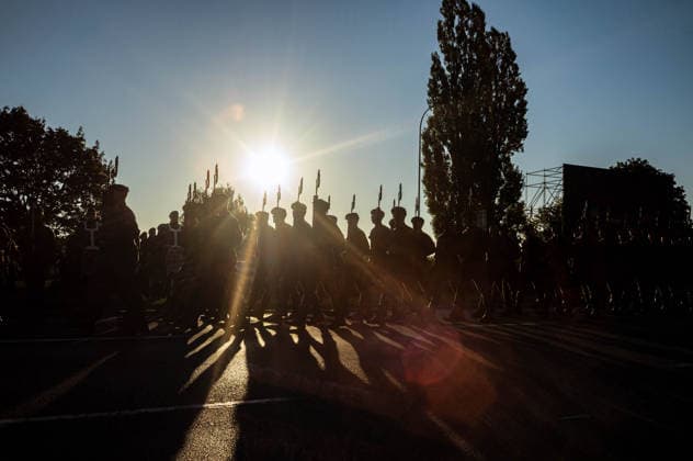 Poland s armed forces rehearse for the national Armed Forces Day parade in Warsaw, Poland - 9 Aug 2026 Polish troops march along the riverside as the sun rises over Warsaw. Early in the morning of 9th August, Poland s armed forces, and those of allies stationed in the country, take part in a rehearsal in preparation for a parade on National Armed Forces Day on the 15th August. Soldiers muster as the sun rises over the Vistula River and march past grandstands prepared for dignitaries. The soldiers were followed by mechanised divisions travelling in tanks and a variety of armoured vehicles. Afterwards, Secretary of State in the Ministry of Defence, Pawel Bejda addresses a post-rehearsal press conference, where he is accompanied by the Chief o Copyright: xNeilxMiltonx xSOPAxImagesx NSM2026165G0809-L1002442_5000_300dpi