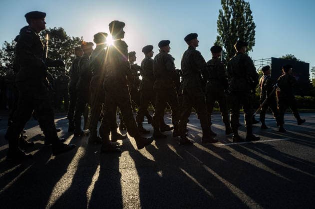 Poland s armed forces rehearse for the national Armed Forces Day parade in Warsaw, Poland - 9 Aug 2026 Polish troops march along the riverside as the sun rises over Warsaw. Early in the morning of 9th August, Poland s armed forces, and those of allies stationed in the country, take part in a rehearsal in preparation for a parade on National Armed Forces Day on the 15th August. Soldiers muster as the sun rises over the Vistula River and march past grandstands prepared for dignitaries. The soldiers were followed by mechanised divisions travelling in tanks and a variety of armoured vehicles. Afterwards, Secretary of State in the Ministry of Defence, Pawel Bejda addresses a post-rehearsal press conference, where he is accompanied by the Chief o Copyright: xNeilxMiltonx xSOPAxImagesx NSM2026165G0809-L1002519_5000_300dpi