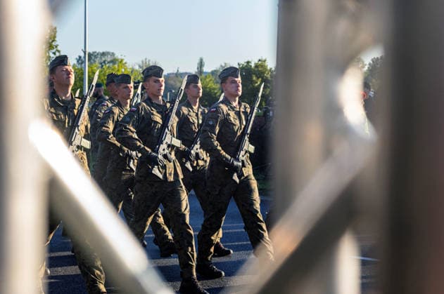 Poland s armed forces rehearse for the national Armed Forces Day parade in Warsaw, Poland - 9 Aug 2026 Polish troops march along the riverside during the parade rehearsal. Early in the morning of 9th August, Poland s armed forces, and those of allies stationed in the country, take part in a rehearsal in preparation for a parade on National Armed Forces Day on the 15th August. Soldiers muster as the sun rises over the Vistula River and march past grandstands prepared for dignitaries. The soldiers were followed by mechanised divisions travelling in tanks and a variety of armoured vehicles. Afterwards, Secretary of State in the Ministry of Defence, Pawel Bejda addresses a post-rehearsal press conference, where he is accompanied by the Chief of Copyright: xNeilxMiltonx xSOPAxImagesx NSM2026165G0809-L1002579_5000_300dpi