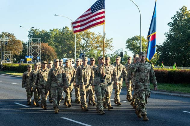 Poland s armed forces rehearse for the national Armed Forces Day parade in Warsaw, Poland - 9 Aug 2026 American soldiers march during the parade rehearsal. Early in the morning of 9th August, Poland s armed forces, and those of allies stationed in the country, take part in a rehearsal in preparation for a parade on National Armed Forces Day on the 15th August. Soldiers muster as the sun rises over the Vistula River and march past grandstands prepared for dignitaries. The soldiers were followed by mechanised divisions travelling in tanks and a variety of armoured vehicles. Afterwards, Secretary of State in the Ministry of Defence, Pawel Bejda addresses a post-rehearsal press conference, where he is accompanied by the Chief of the General Sta Copyright: xNeilxMiltonx xSOPAxImagesx NSM2026165G0809-L1002589_5000_300dpi