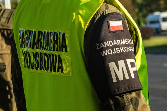 Poland s armed forces rehearse for the national Armed Forces Day parade in Warsaw, Poland - 9 Aug 2026 A member of the Polish Military Police provides security during the parade rehearsal. Early in the morning of 9th August, Poland s armed forces, and those of allies stationed in the country, take part in a rehearsal in preparation for a parade on National Armed Forces Day on the 15th August. Soldiers muster as the sun rises over the Vistula River and march past grandstands prepared for dignitaries. The soldiers were followed by mechanised divisions travelling in tanks and a variety of armoured vehicles. Afterwards, Secretary of State in the Ministry of Defence, Pawel Bejda addresses a post-rehearsal press conference, where he is accompanie Copyright: xNeilxMiltonx xSOPAxImagesx NSM2026165G0809-L1002631_5000_300dpi