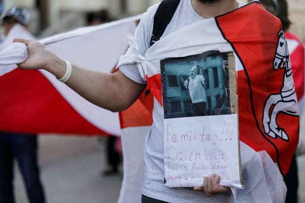 Belarusians Mark Election Anniversary in Warsaw - 09 Aug 2026 A man holds a placard during an evening rally marking the sixth anniversary of the August 2020 presidential election in Belarus. An evening gathering marking the sixth anniversary of the August 2020 presidential election in Belarus was held near the Nicolaus Copernicus Monument in central Warsaw, bringing together leaders of Belarusian democratic forces, public figures and activists, as well as several hundred participants. Warsaw Poland Copyright: xVolhaxShukailax xSOPAxImagesx VSHUKAILA_5113